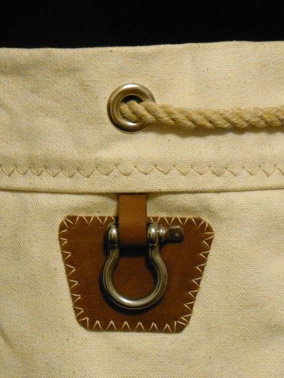 utility shackle with leather pad for ditty bag