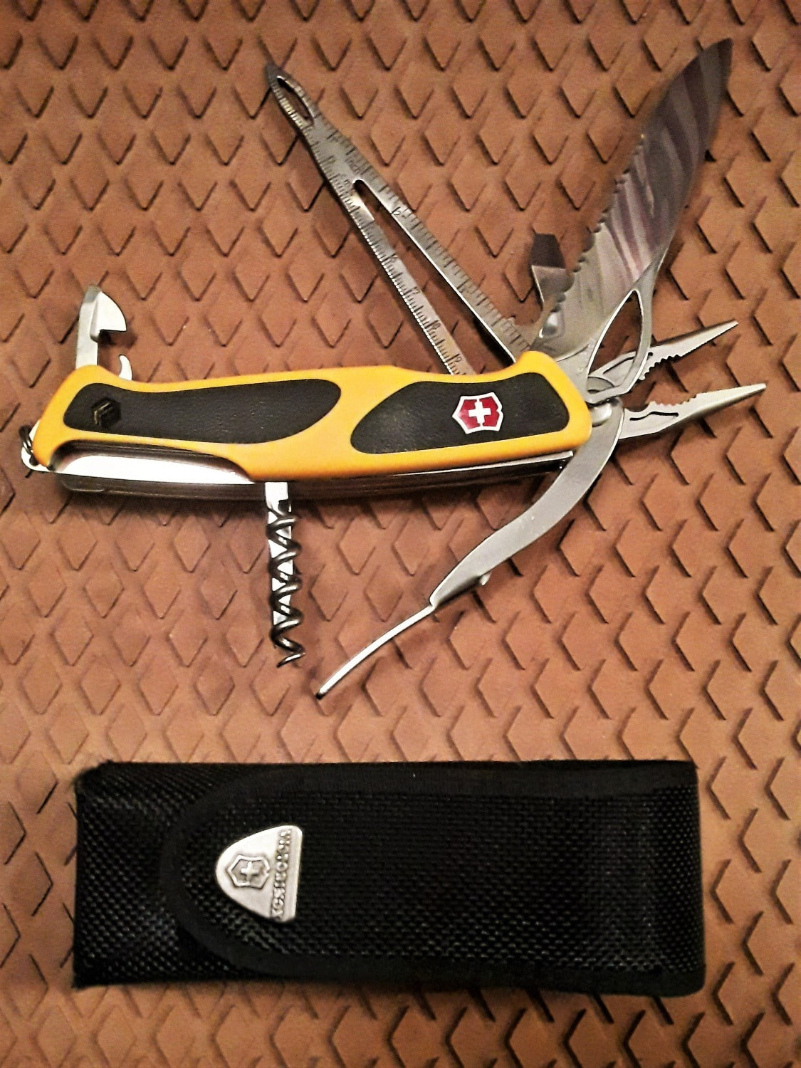 Review - Victorinox Ranger Grip Boatsman Pocket Knife